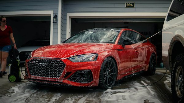 Quel type de shampoing auto est le plus recommandé pour un lavage à la main ?